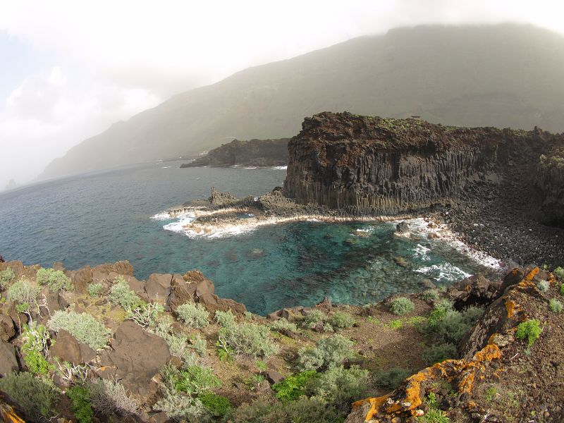 Wanderung am Meer auf Superweg Holzlatten auf Lava von La Maceta nach Las Puntas