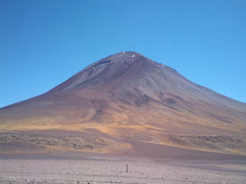 Laguna Verde Vulcano Licancabur 5920 m und Salzsee Laguna Verde 4300 m Laguna Verde Vulcano Licancabur 5920 m und Salzsee Laguna Verde 4300 m