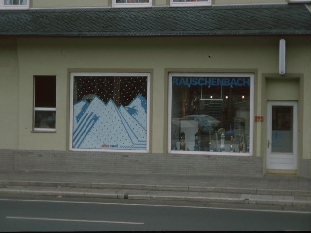 schaufenster mit Zapfsäulen 